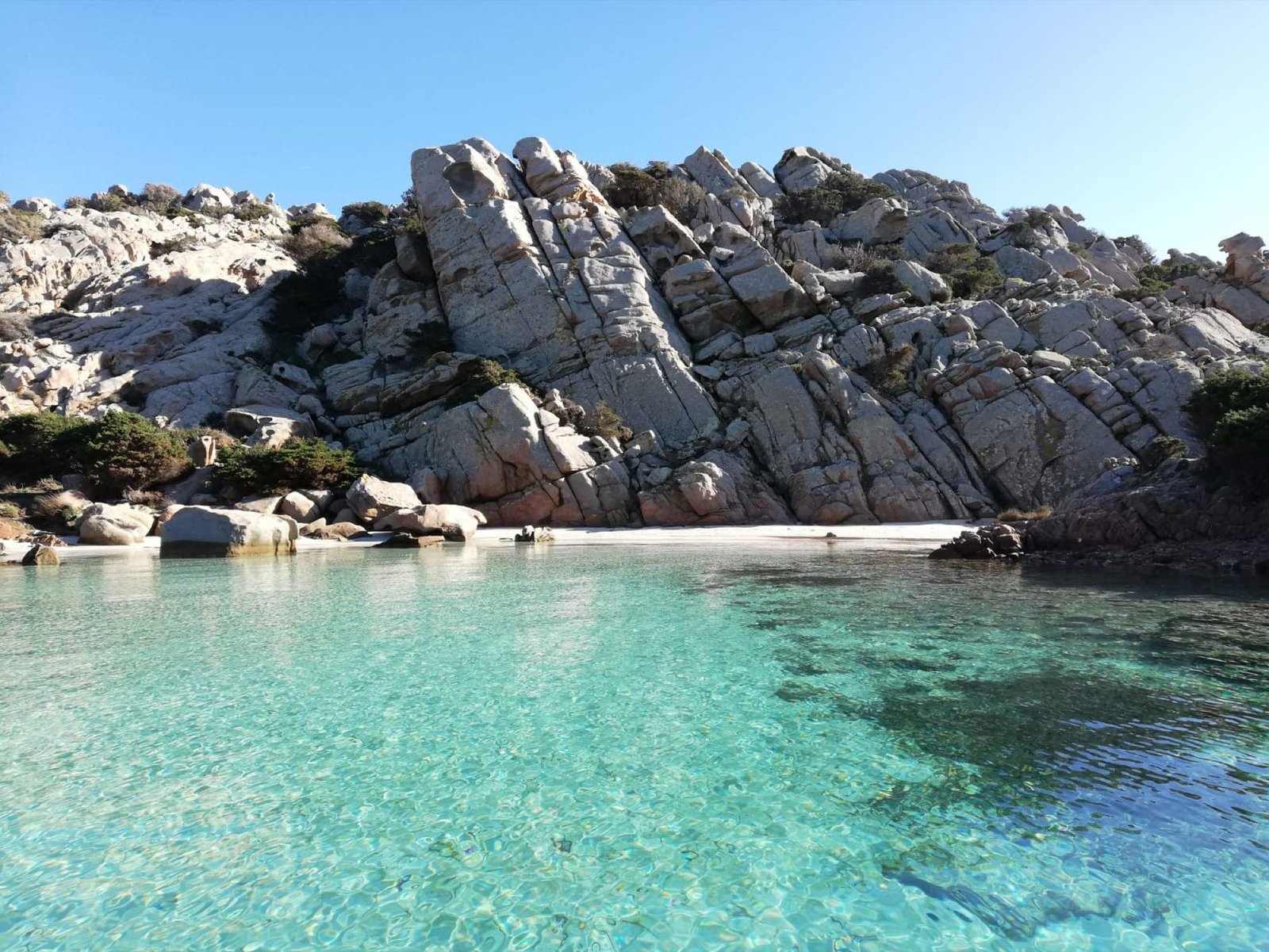 Mare cristallino tra le isole dell'arcipelago
