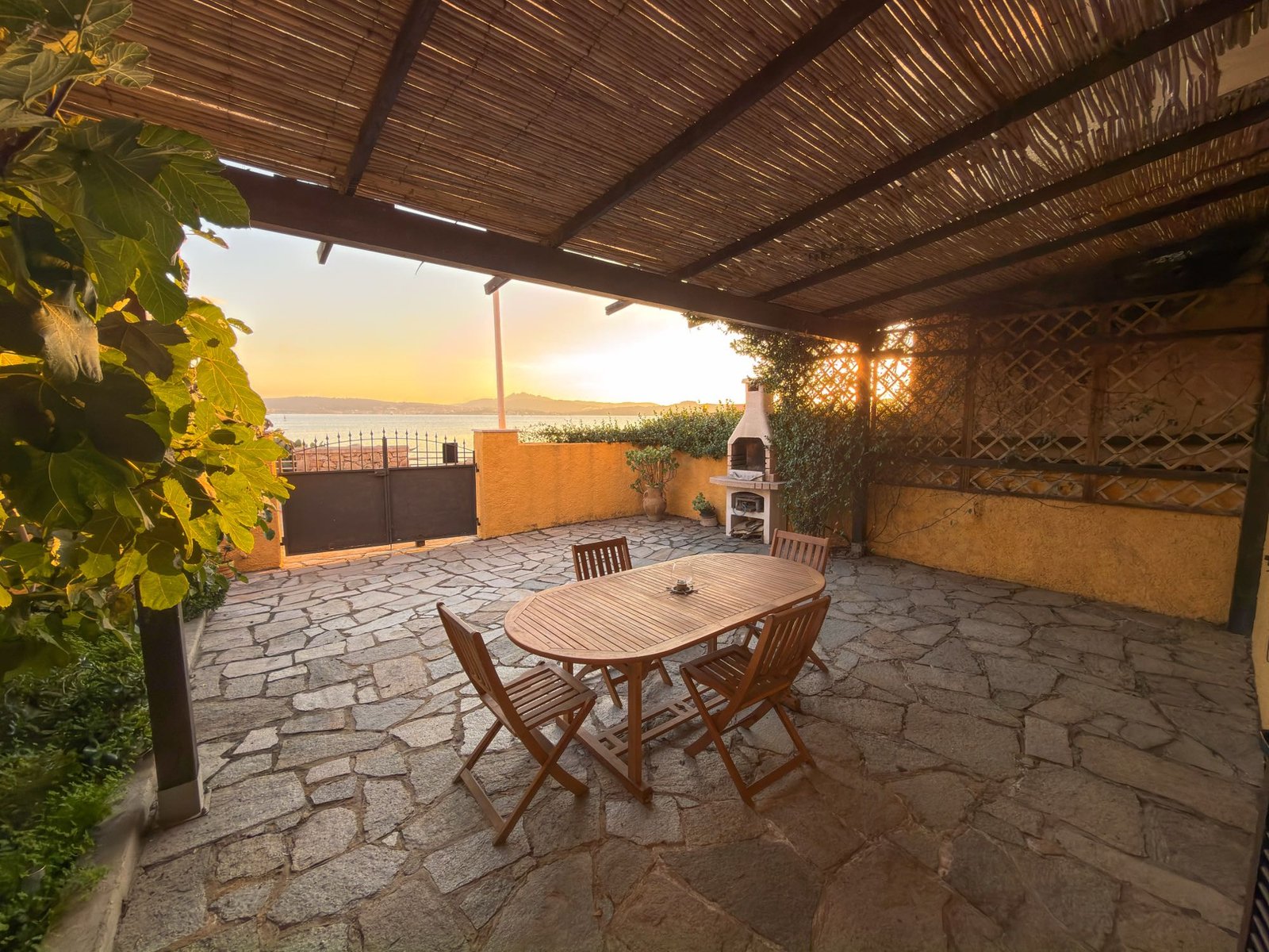 Veranda con copertura di canne e vista sul mare